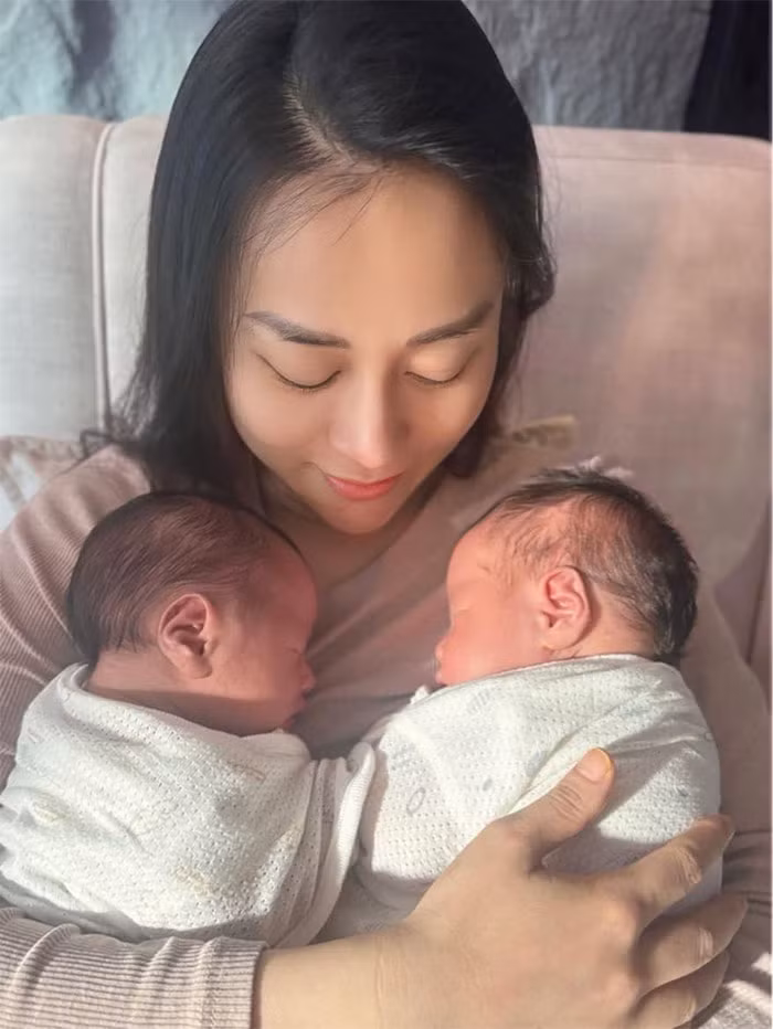 Phương Oanh sinh đôi hai bé Jimmy và Jenny vào giữa tháng 5/2024.