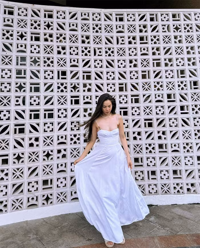 Giọng ca "Nhật ký của mẹ" rất thích mặc style trễ nải, để vòng 1 hờ hững.