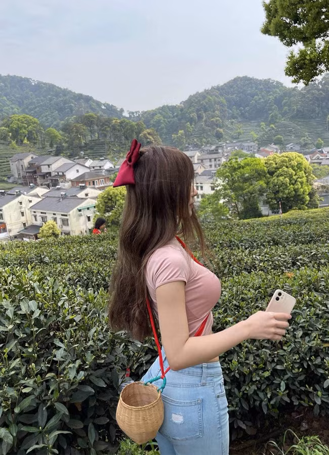 Chẳng cần ăn vận quá diêm dúa, cô nàng cũng ghi điểm tối đa nhờ những item đơn giản, dễ mặc, dễ phối đồ. Ảnh: IGNV