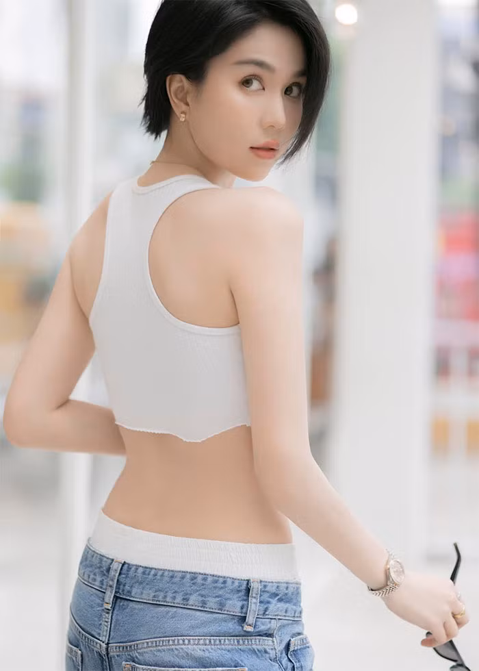 Không cần trang phục phải hở hang, Ngọc Trinh vẫn rất quyến rũ. (Ảnh: FB Ngọc Trinh)