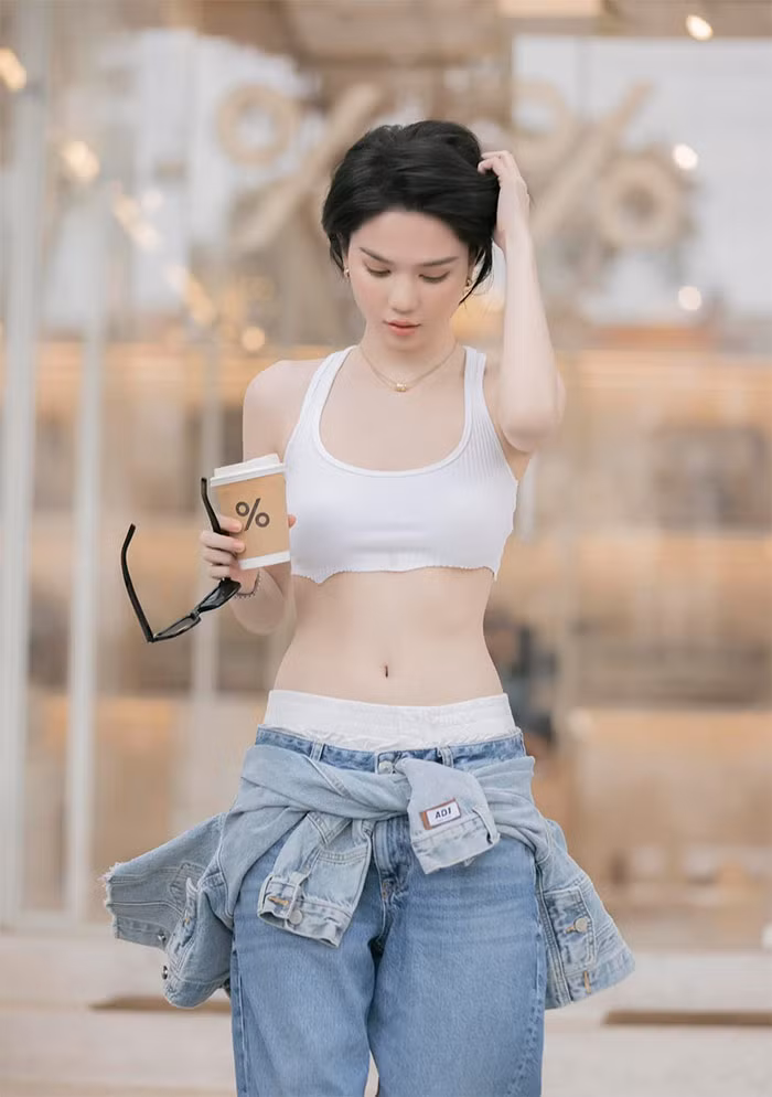 Làn da trắng sáng, vòng eo con kiến đủ khiến người đẹp 35 tuổi thu hút mọi ánh nhìn. (Ảnh: FB Ngọc Trinh)