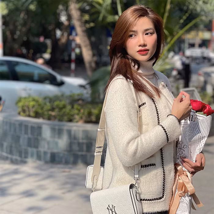 Anh Đào sở hữu khuôn mặt thanh tú, có lợi thế về chiều cao, vóc dáng.
