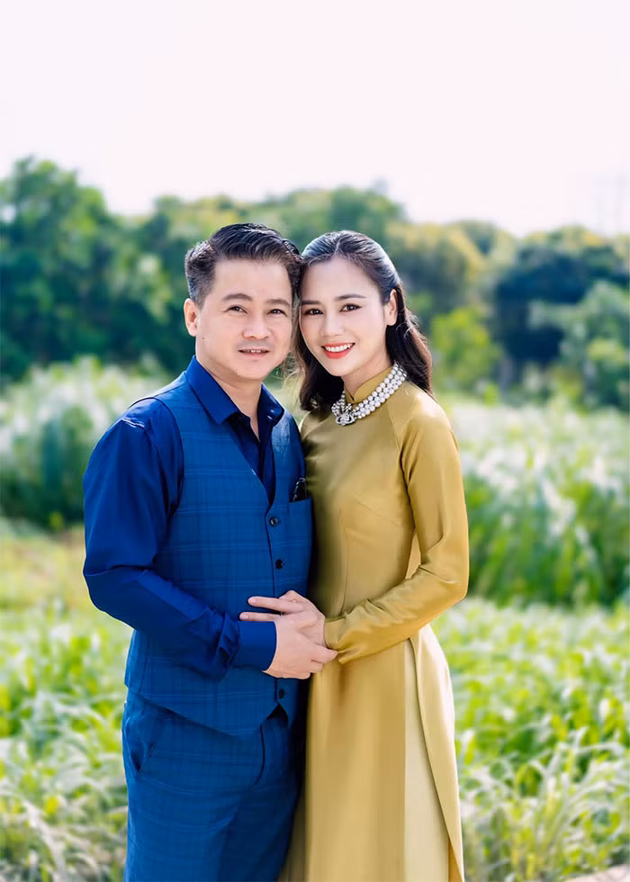 Ngoài đời, Huyền Sâm là vợ của Trung tá Đới Anh Quân - Phó giám đốc Nhà hát Kịch nói Quân đội, một gương mặt quen thuộc của màn ảnh nhỏ. (Ảnh: FB Huyền Sâm)