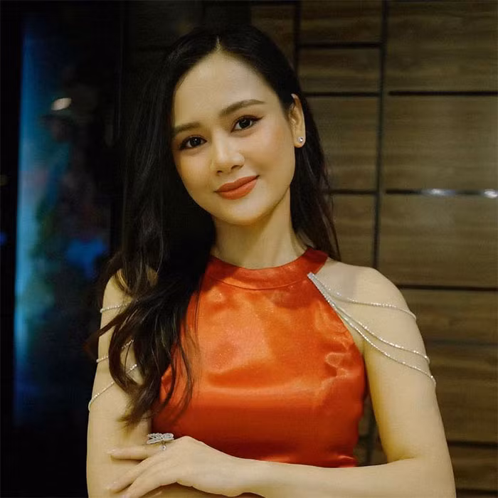 Nhan sắc mặn mà, luôn ăn vận chỉn chu khiến Huyền Sâm gây ấn tượng khi xuất hiện. (Ảnh: FB Huyền Sâm)