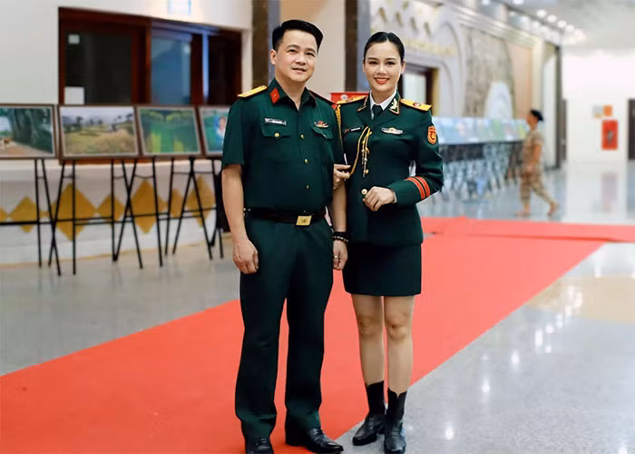 Huyền Sâm và Đới Anh Quân bén duyên khi cùng công tác tại Nhà hát kịch Quân đội. Sau vài năm tìm hiểu và yêu nhau, họ chính thức nên duyên vợ chồng, hiện đã có hai con trai. (Ảnh: FB Huyền Sâm)