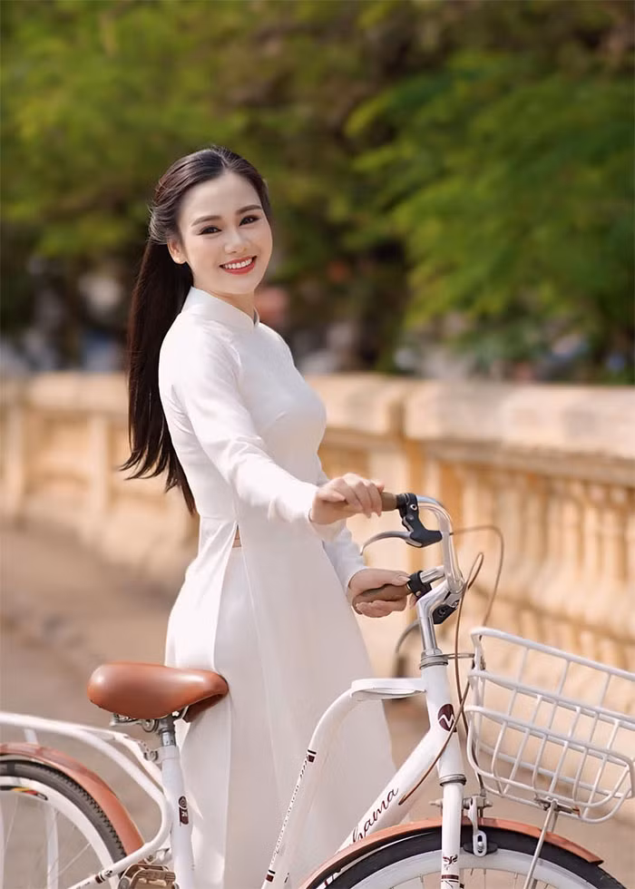 Huyền Sâm cho biết vai Thuận trong "Hoa sữa về trong gió" giúp cô thoát khỏi mác diễn viên chuyên đóng hồi tưởng, nhiều đến mức có người hỏi cô "đã lên bàn thờ bao nhiêu lần rồi?". (Ảnh: FB Huyền Sâm)