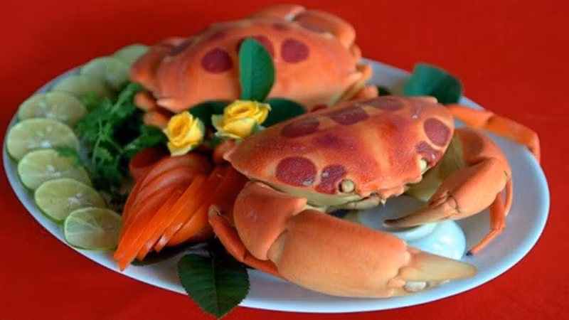 Một loại hải sản đặc biệt nữa đó chính là cua mặt trăng. Loại cua mặt trăng ở Côn Đảo này hoàn toàn khác so với những loại cua khác. Chúng có những hình dáng lạ trên lưng màu đỏ. Loại cua này có thể chế biến thành nhiều món khác nhau, hay chỉ đơn giản là hấp lên chấm cùng muối ớt cũng rất tuyệt vời.