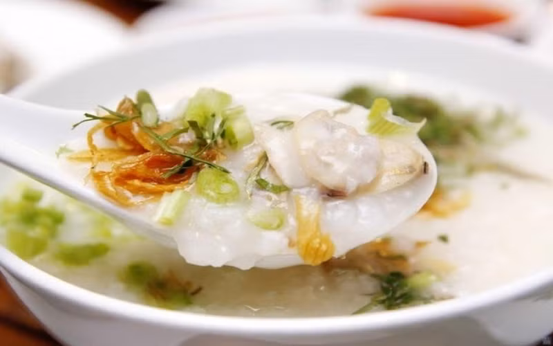 Một đặc sản Côn Đảo phải kể đến là cháo hàu. Hàu ở đây kích thước lớn và hương vị ngọt, béo, rất khác biệt.