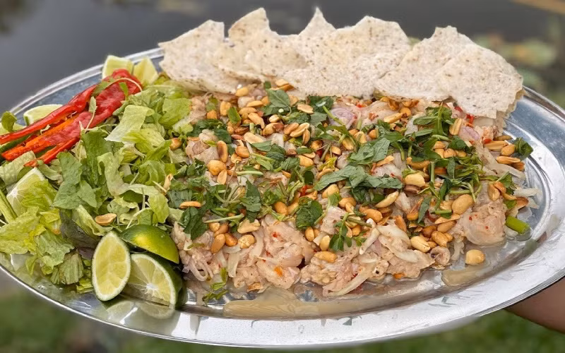Gỏi cá nhám hay còn gọi là gỏi cá mập, là một món ăn nổi tiếng của Côn Đảo. Những miếng cá tươi giòn kết hợp rau thơm, ớt, gừng... làm dậy hương vị món ăn.