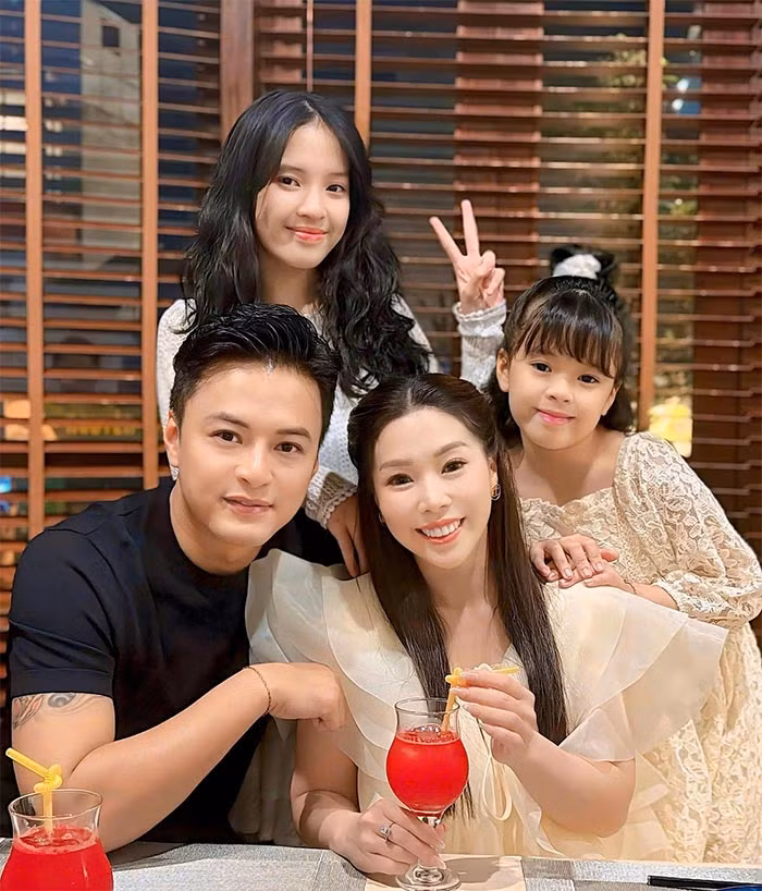Hiện tại họ đã có một gia đình nhỏ với hai cô con gái.
