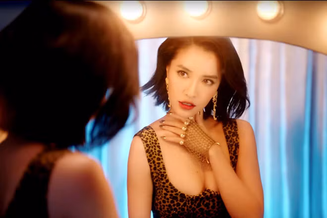 Bên cạnh đó, loạt bối cảnh trong MV cũng được cho là khá giống với các MV “Love you like a love song”, “Roly Poly” hay một phần trong bộ phim truyền hình “Black Mirror” đình đám của Anh. Ảnh: Vietnamnet