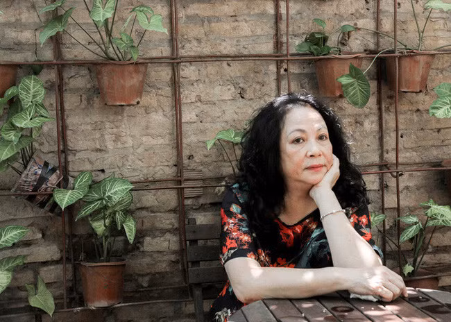 Cuộc sống hàng ngày của người nghệ sĩ về hưu đơn giản như con người của bà. Hàng ngày, nếu không bận lịch diễn, bà sẽ đi chợ, nấu cơm cho con cháu. Thời gian rảnh, bà đi uống cà phê một mình, đọc sách, xem phim. (Ảnh: Đại đoàn kết)