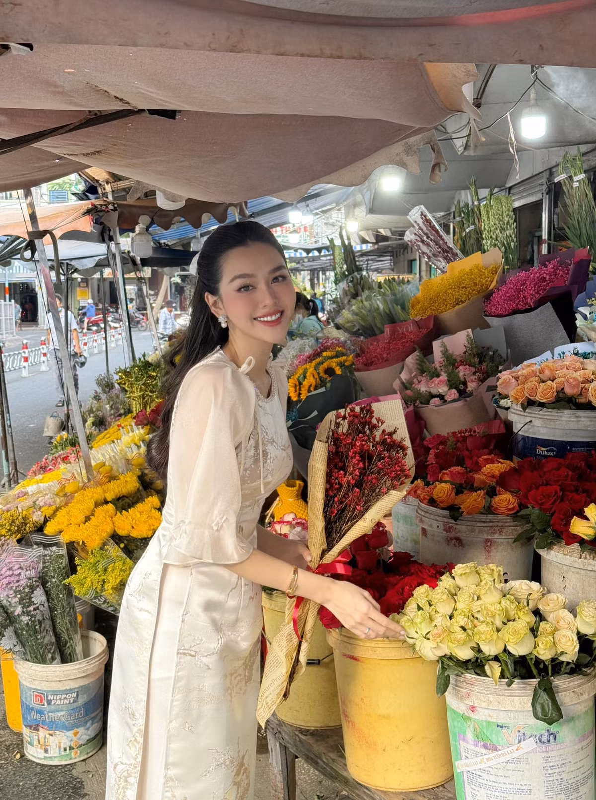 Quyết định táo bạo này của Tường San vấp phải không ít ý kiến trái chiều. Nhiều người cho rằng cô còn quá trẻ để lập gia đình, sẽ ảnh hưởng đến sự nghiệp. Tuy nhiên, Tường San khẳng định đây là lựa chọn đúng đắn nhất của bản thân.