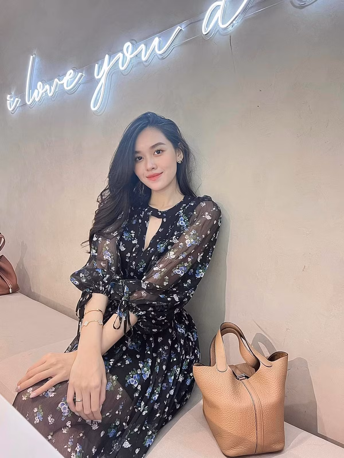 Có thể thấy, dù đã kết hôn và sinh con nhưng Tường San vẫn giữ được nhan sắc và phong độ như thời mới đăng quang.