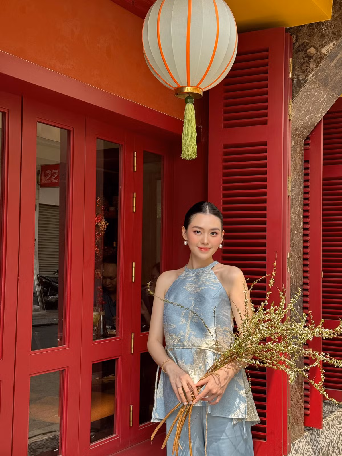  Nguyễn Tường San được biết đến với danh hiệu Á hậu 2 Hoa hậu Thế giới Việt Nam 2019. Sở hữu nhan sắc ngọt ngào, thanh tú cùng vóc dáng mảnh mai, Tường San nhanh chóng ghi dấu ấn trong lòng khán giả.