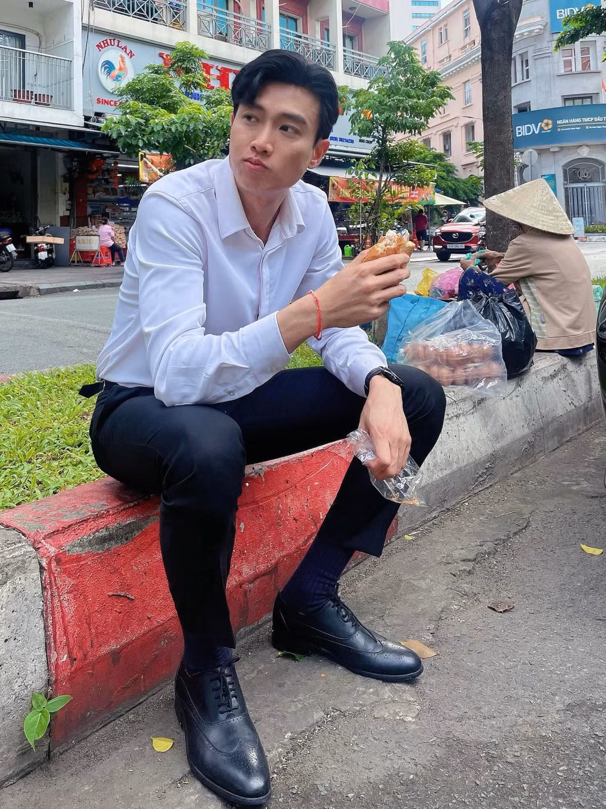 Quốc Trường "thả thính": "Anh không thích drama, chỉ thích bánh mì và em, vì cả hai đều khiến anh no... nhưng một cái no bụng, một cái no tình!". Ảnh: FB Nguyễn Quốc Trường