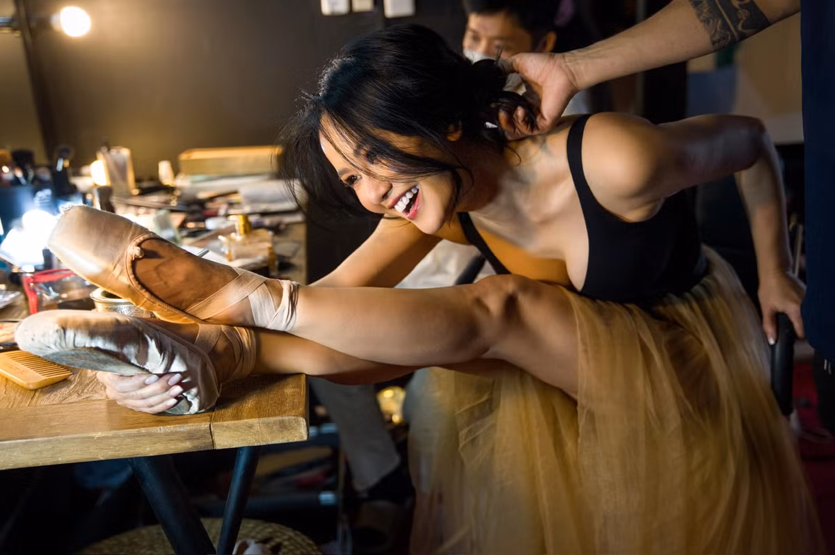 Chụp ảnh cùng đôi giày múa bale, diva Hồng Nhung tâm sự: "Mình yêu nhất điều gì thì hãy làm hôm nay (dù có giỏi hay không), vì hôm nay là ngày trẻ trung nhất trong quãng đời còn lại. Không bao giờ là muộn. Hạnh phúc cần được ưu tiên". Ảnh: FB Le Hong Nhung