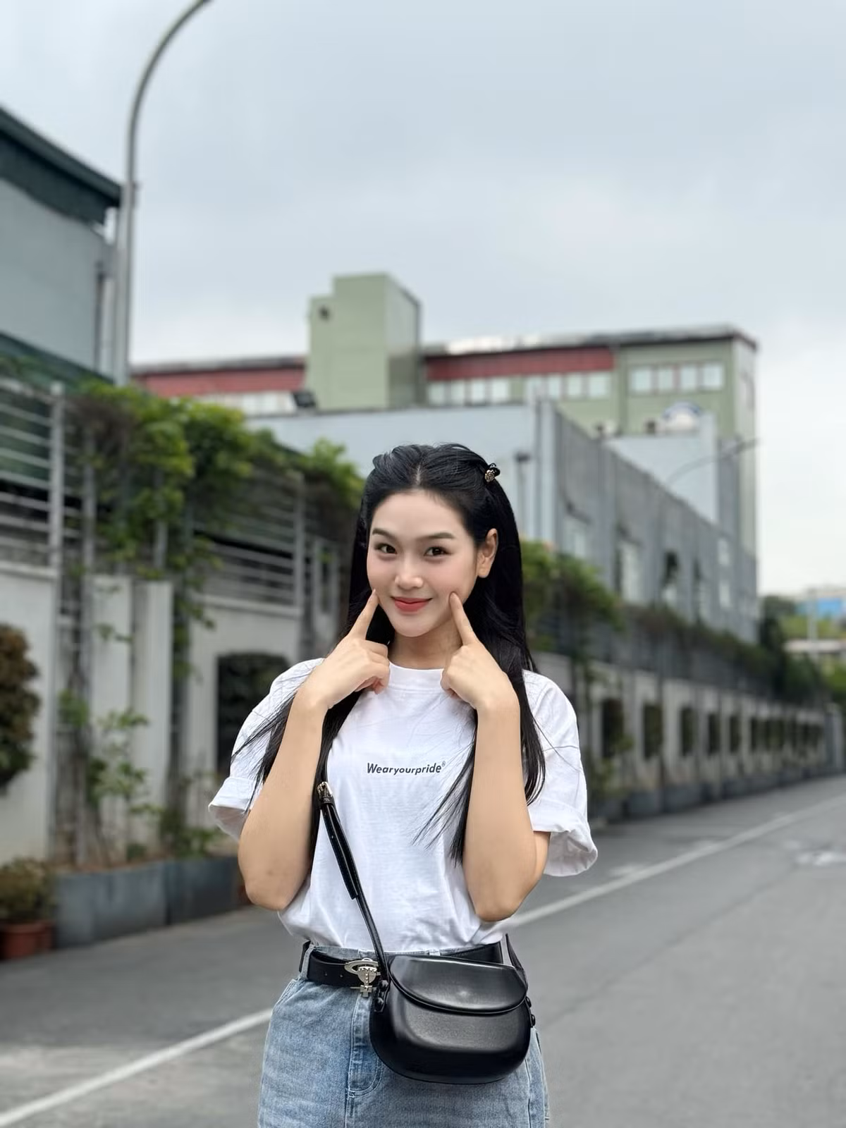 Cù Thị Trà sinh năm 1999, cô sở hữu chiều cao 1m68. Cô gái xứ Thanh mang nét đẹp hiện đại, gương mặt sắc sảo và đặc biệt thu hút người xem với mái tóc dài đen nhánh.