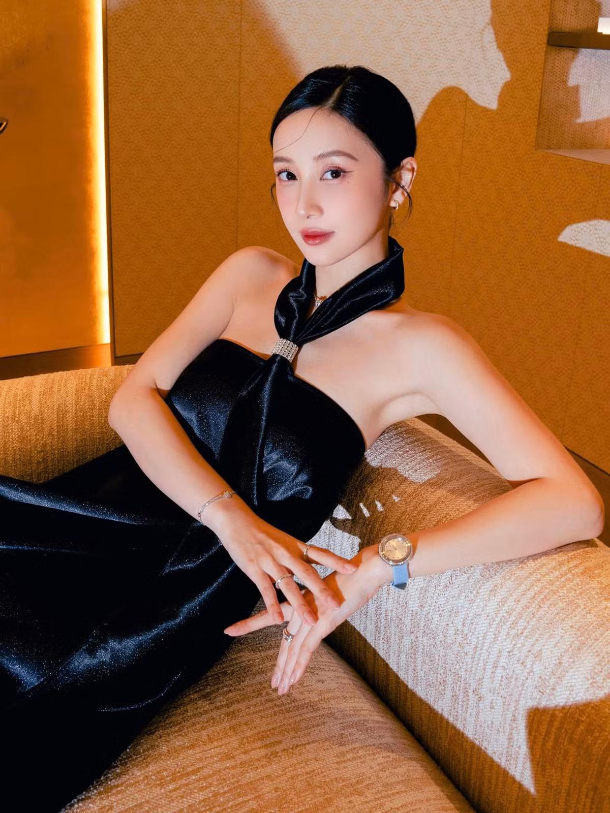 Có thể thấy, Jun Vũ đang dần thay đổi hình ảnh của mình theo hướng trưởng thành và quyến rũ hơn.