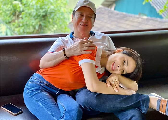 Cả hai dành cho nhau những hành động tình tứ khi ở bên nhau.