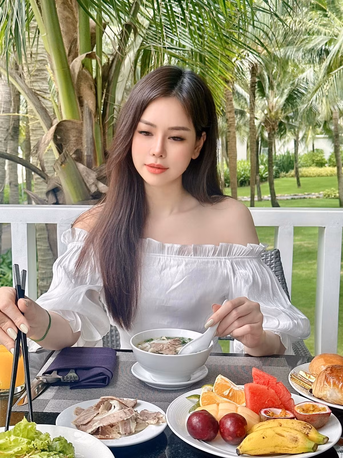 Đào Lan Phương tâm niệm: "Tâm và vũ trụ vận hành theo quy luật đồng thanh tương ứng, đồng khí tương cầu. Cả hai là sự cộng hưởng của nhau. Nếu ta có một trái tim hoan hỉ biết ơn, thì đời sẽ đáp lại ta sự bình an, thanh tịnh". Ảnh: FB Đào Lan Phương