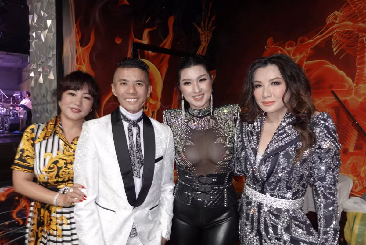 Dù phải dùng khăn thấm nước từ vết thương suốt đêm, Kasim vẫn cố gắng ở lại, lặng lẽ nghe các đồng nghiệp biểu diễn. Anh không thể hát, nhưng sự hiện diện của anh trên sân khấu và những cái cúi đầu cảm ơn đầy xúc động đã chạm đến trái tim của hàng trăm người. Ảnh: FB Trizzie Nguyen