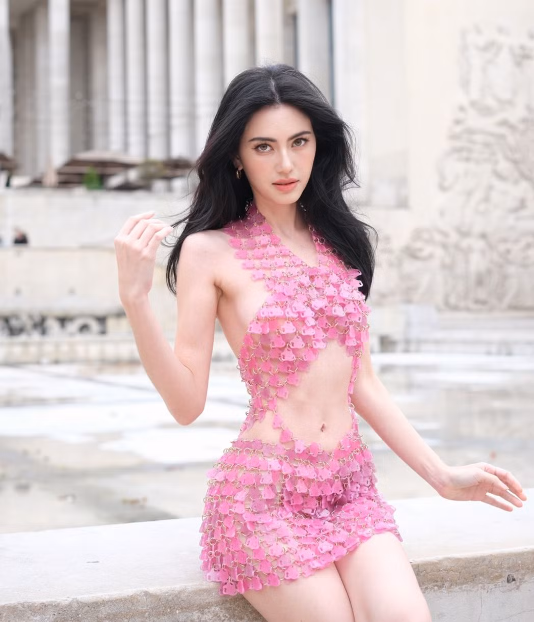 Mai Davika thường diện crop top và đồ cạp trễ để hướng tầm nhìn tập trung vào vòng 2 đáng mơ ước của mình.