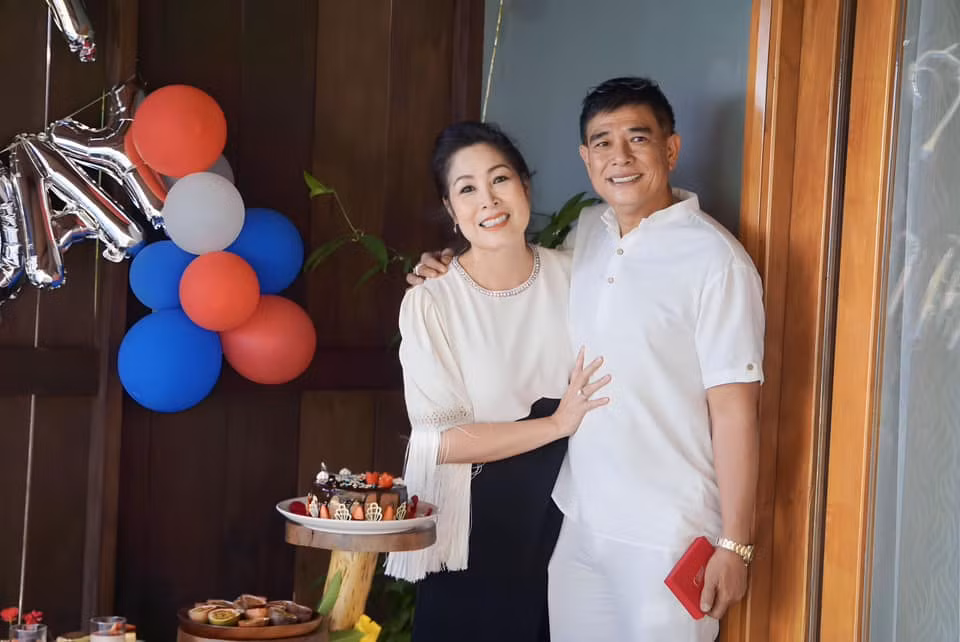 Sau khi kết hôn, Lê Tuấn Anh quyết định lui về làm hậu phương, tập trung kinh doanh để bà xã yên tâm hoạt động nghệ thuật. Ảnh: FBNV
