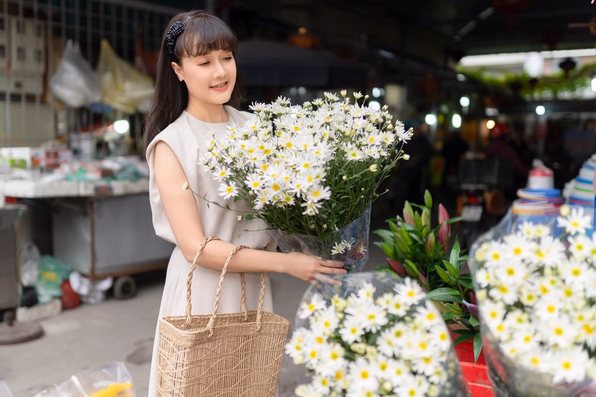 Làn da trắng mịn, nụ cười rạng rỡ cùng phong cách thời trang trẻ trung giúp cô luôn nổi bật mỗi khi xuất hiện.
