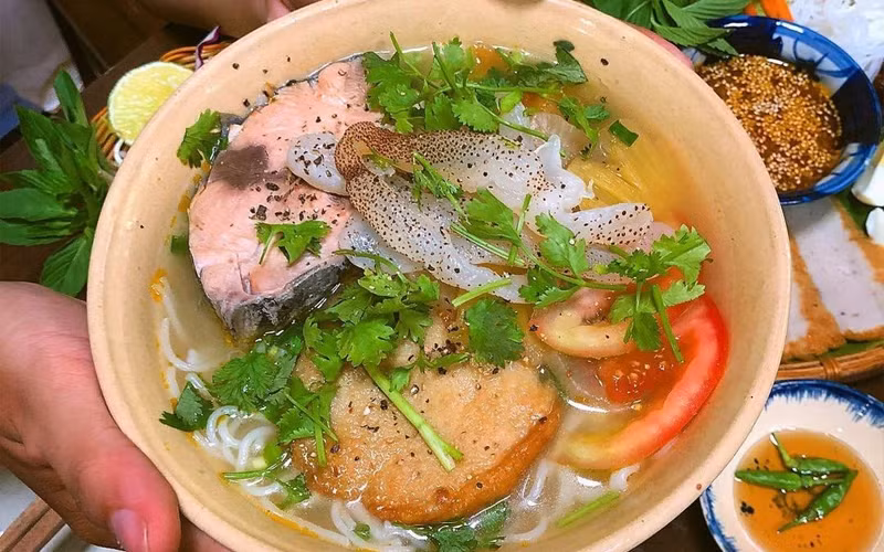 Bún sứa là món ăn đặc sản nổi tiếng Ninh Thuận. Những con sứa biển qua sơ chế được chế biến thành nhiều món ăn khác nhau, trong đó, bún sứa là món được yêu thích nhất.