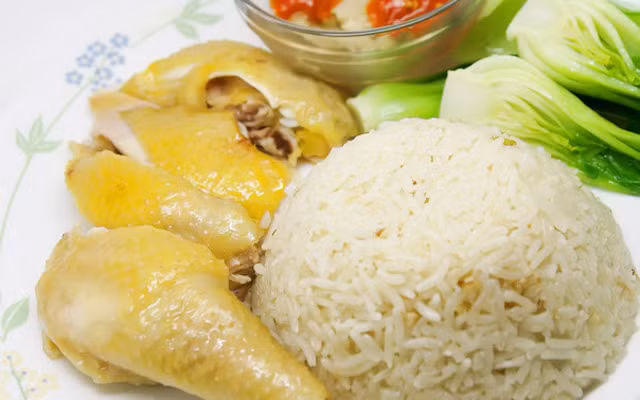 Cơm gà Phan Rang là món ăn đặc sản nổi tiếng của Ninh Thuận. Gà được luộc chín, xé phay hoặc chặt miếng vừa ăn, ăn kèm với cơm trắng,...Cơm gà Phan Rang có vị ngọt của thịt gà, vị béo ngậy của mỡ gà, vị cay nồng của ớt, vị chua thanh của chanh,... tạo nên một hương vị hài hòa, khó quên.