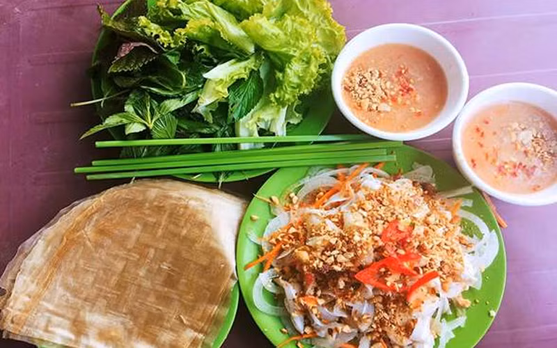 Gỏi cá mai là một nét chấm phá độc đáo trong nền ẩm thực của vùng đất Ninh Thuận. Món ăn này sử dụng nguyên liệu chính là cá mai, sơ chế sạch, bỏ đầu, đuôi, lọc bỏ xương, chỉ lấy phần thịt ngâm vào nước lạnh đem tái chanh chín sơ, cho đến khi chuyển sang màu trắng đục. Cuối cùng, vắt khô để trộn gỏi với đậu phộng, khế, gừng thái sợi, hành tây thái mỏng… với hỗn hợp ớt đã pha sẵn.
