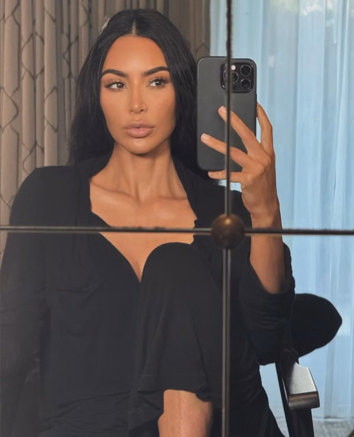 Kim Kardashian thường xuyên hâm nóng trang cá nhân có 363 triệu người theo dõi với những bộ bikini nhỏ xíu với màu sắc bắt mắt và tạo dáng vô cùng gợi cảm.