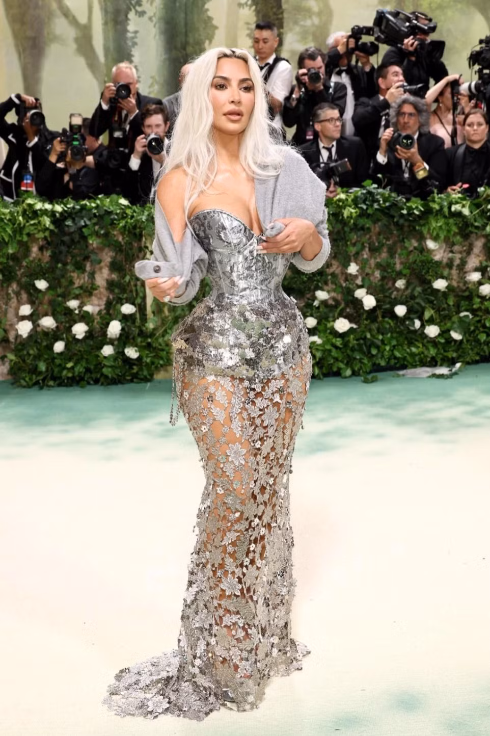 Ngôi sao truyền hình thực tế kiêm nữ doanh nhân tỷ phú người Mỹ Kim Kardashian (hay được gọi là Kim "siêu vòng 3") gây sửng sốt khi xuất hiện tại sự kiện thời trang Met Gala 2024 với vòng eo siêu bé.