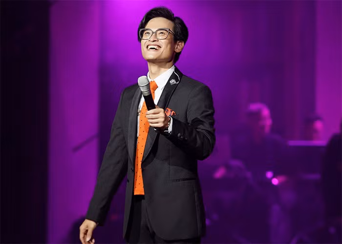 Năm 2006, sau khi hoàn thành chương trình học tại Đức và nghe theo một số bạn bè cổ vũ, Hà Anh Tuấn trở về Việt Nam đăng ký tham dự cuộc thi Sao Mai điểm hẹn của Đài truyền hình Việt Nam. Trong cuộc thi năm đó, anh đoạt giải ca sĩ triển vọng và lọt vào top 3 ca sĩ được yêu thích nhất cùng với ca sĩ Hoàng Hải và rocker Phạm Anh Khoa. (Ảnh: FB Hà Anh Tuấn)