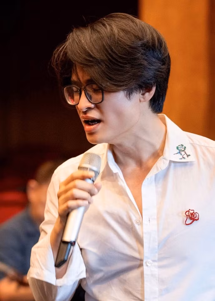 Từ khi còn là học sinh, anh đã tham gia rất nhiều phong trào văn nghệ của trường cũng như thành phố. Năm 2001 và 2002, anh tham gia và đoạt giải nhất dành cho giọng nam trong cuộc thi học sinh - sinh viên "Chú ve con". Giải nhất đơn ca trong "Liên hoan Tiếng hát học sinh - sinh viên" toàn thành năm 2002. (Ảnh: FB Hà Anh Tuấn)