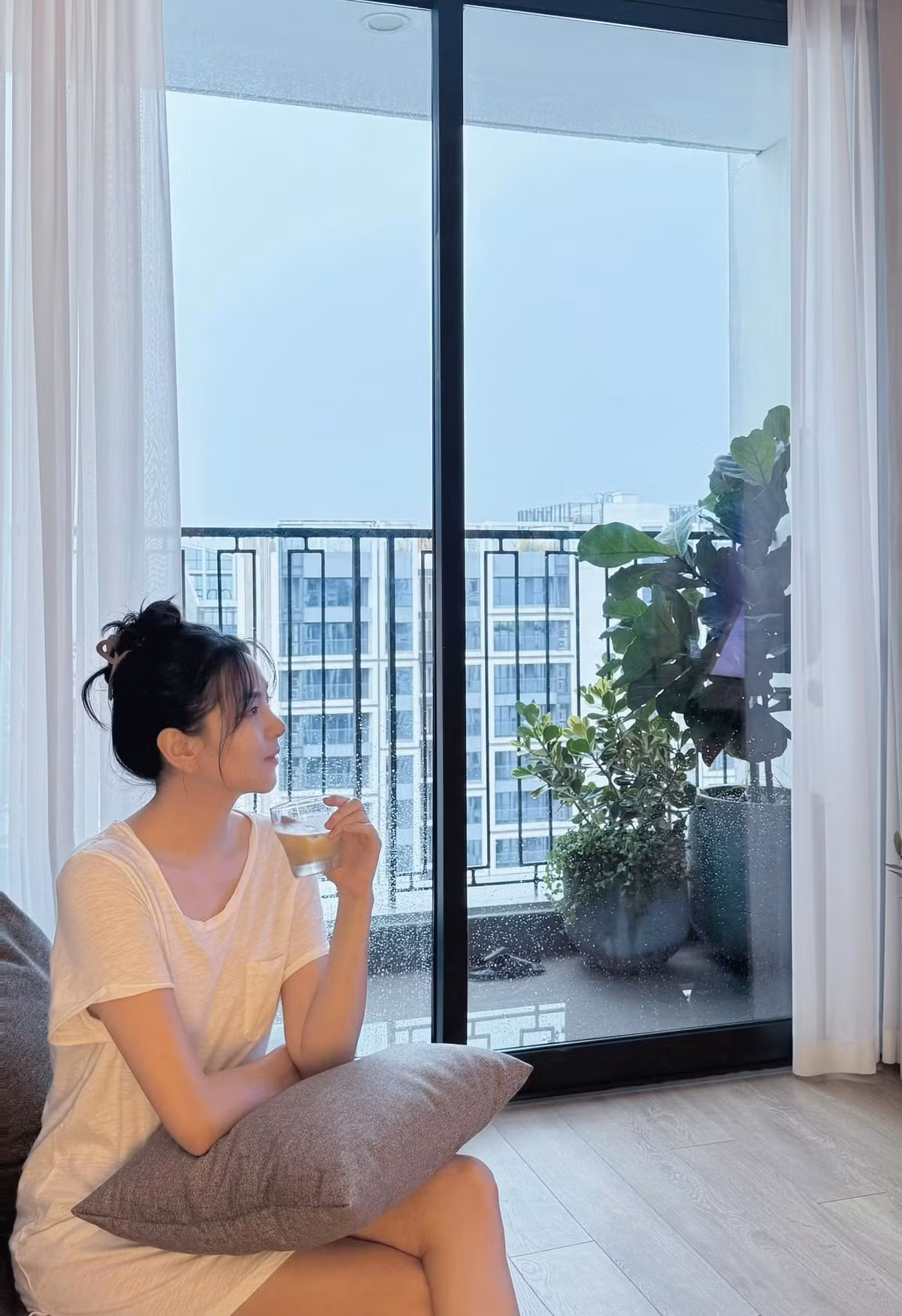 Cô bắt đầu bằng cách tạm biệt những thứ lặt vặt, thói quen xấu nhỏ nhỏ rồi lớn hơn là những kiểu suy nghĩ tiêu cực, mối quan hệ độc hại và chính bản thân của quá khứ.