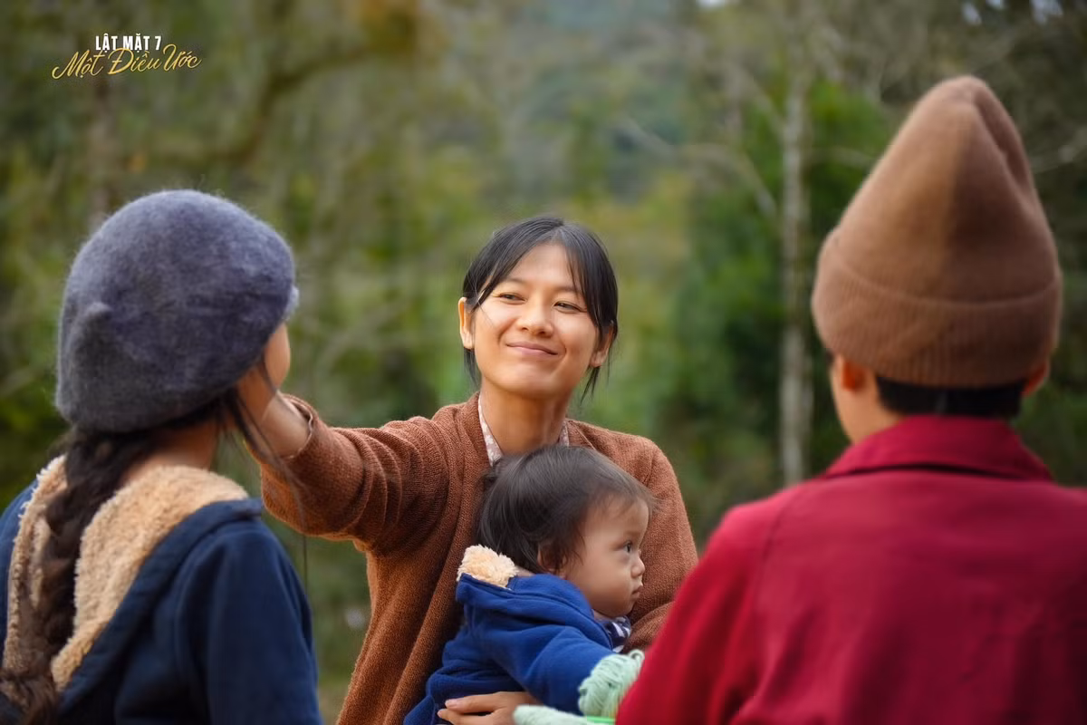  Diễn viên Oanh Kiều gây ấn tượng khi vào vai bà Hai lúc trẻ trong phim Lật mặt 7. Cô cho biết các phân cảnh ký ức thời trẻ của bà Hai được quay gói gọn trong ba ngày.