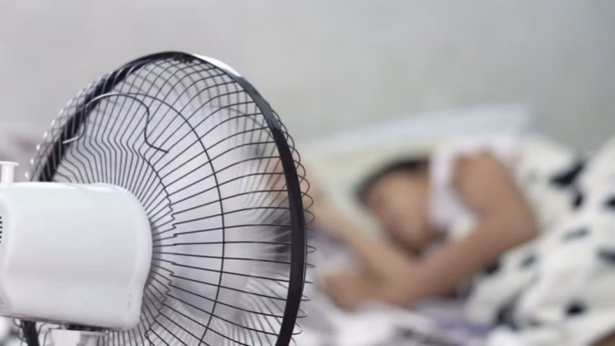  Không bật quạt số lớn: Khi mới quan hệ xong cơ thể người sẽ đổ nhiều mồ hôi và cần được hạ nhiệt. Tuy nhiên khi ở trạng thái không mặc đồ, cộng với việc cơ thể nhiều mồ hôi có thể dẫn đến các hiện tượng bít lỗ chân lông, cơ thể mệt mỏi, thậm chí là nhiễm phong hàn, đột tử nếu bật quạt hoặc tiếp xúc đột ngột với nhiệt độ thấp. Ảnh minh họa