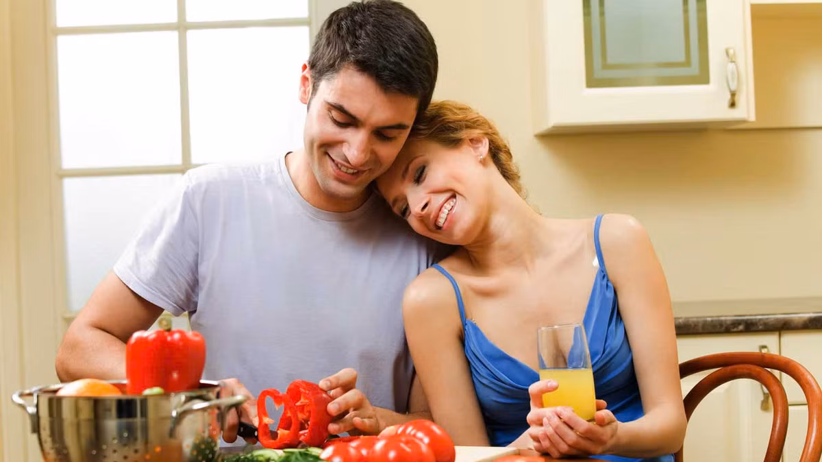 Bổ sung năng lượng là việc làm cần thiết sau mỗi cuộc “yêu” để cả hai duy trì sức khỏe, ham muốn cũng như phục hồi sức lực nhanh chóng cho hoạt động hàng ngày: Uống nước lọc, ăn sữa chua, Socola đen, trái cây họ cam quýt.... Ảnh minh họa