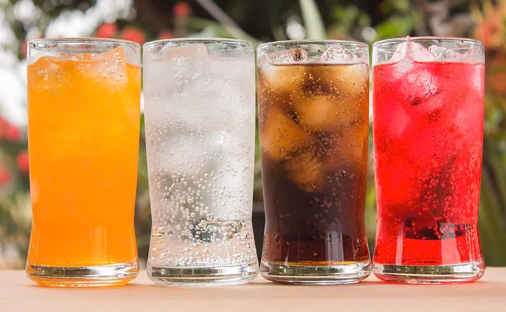  Nước ngọt có gas: Viện Y tế quốc gia Mỹ (NIH) mới công bố, soda (các loại nước ngọt có gas) được chứng minh có liên quan đến chứng suy yếu khả năng tình dục, kể cả khi quý ông uống loại soda dành cho người ăn kiêng. Nguy cơ sút kém về thể lực còn lớn hơn nếu trong các loại nước uống này có chứa chất làm ngọt nhân tạo. Ảnh minh họa
