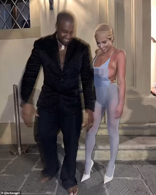 Gia đình và bạn bè của Bianca lo ngại cô đang bị Kanye West lợi dụng để "quảng bá sự khiếm nhã về tình dục".