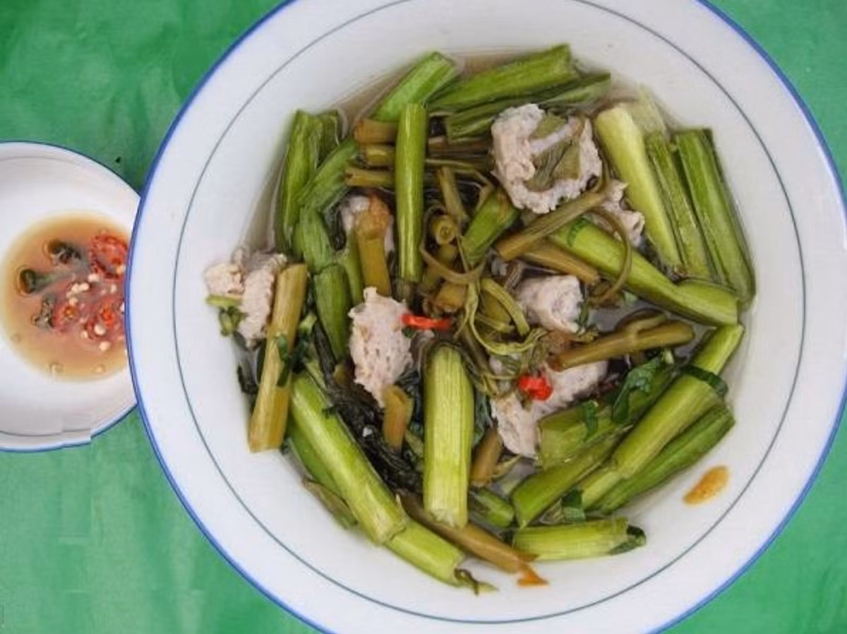 Ngó lục bình xào thịt ba chỉ cũng là món ăn dân dã nhưng lại vô cùng hấp dẫn, đặc biệt là với những ai yêu thích hương vị đồng quê. Ảnh: tribpics