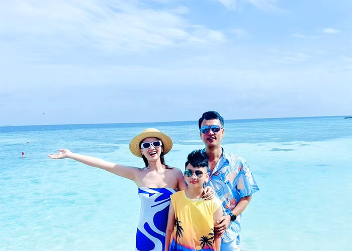 Vợ chồng Lã Thanh Huyền đưa con trai đi nghỉ dưỡng sang chảnh ở Maldives.