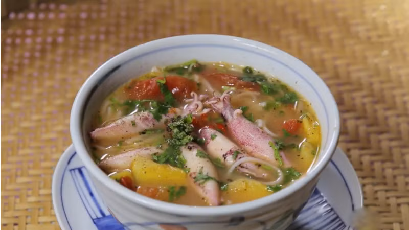 Đặc sản Phú Yên là không thể bỏ qua bún mực, ở đây dùng mực cơm loại nhỏ, ngọt thịt mà không dai quá.