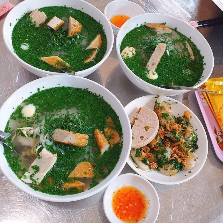 Một trong những món ăn đặc sản Phú Yên phải kể đến bánh canh hẹ. Món bánh canh hẹ có hương vị thơm ngon, đủ chả cá, trứng cút, thêm chút chua của chanh và vị cay nồng của ớt. Tất cả hòa quyện tạo nên hương vị đặc trưng.