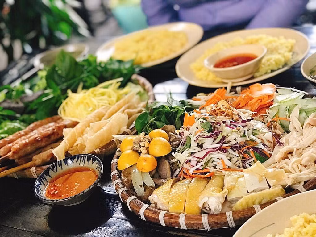Cơm gà được xem là món ăn "quốc hồn quốc túy" của Phú Yên với hương vị thơm ngon, đậm đà. Cơm gà Phú Yên với hạt cơm mềm tơi được nấu cùng nước luộc gà kết hợp với màu vàng bắt mắt từ nghệ.