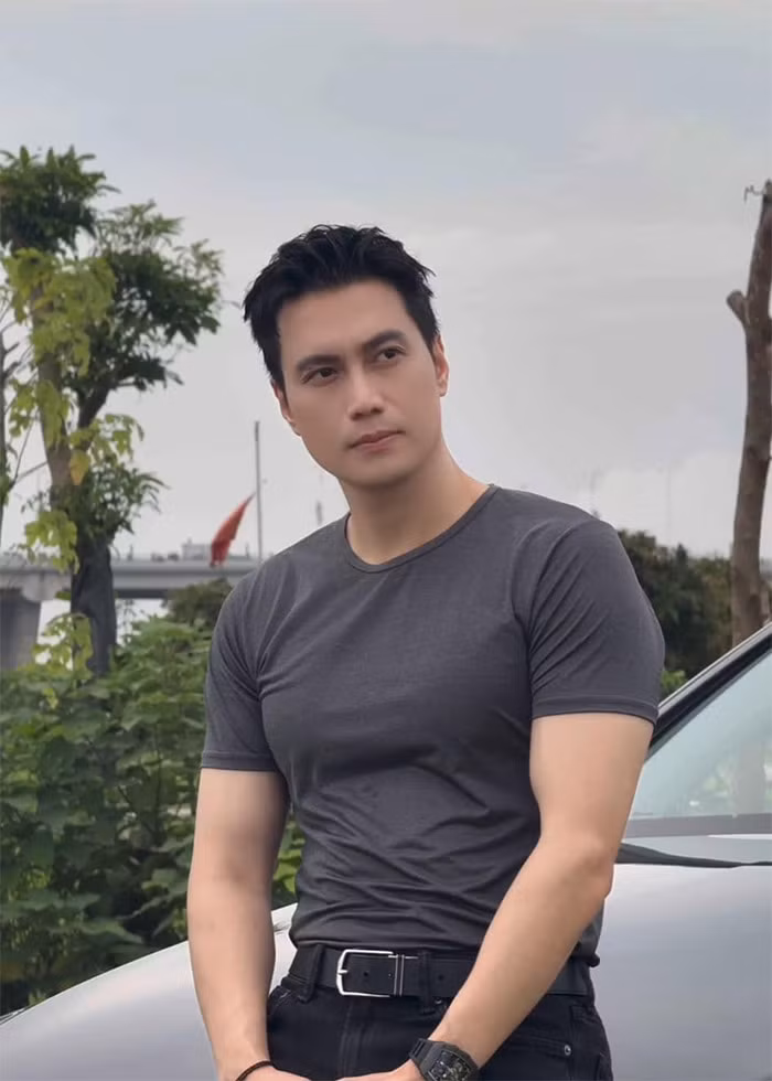 Tuy nhiên, sau 5 năm phẫu thuật thẩm mỹ, diện mạo của nam diễn viên được khen là trẻ hơn chục tuổi so với tuổi thật của anh. (Ảnh: FB Nguyen Le Viet Anh)