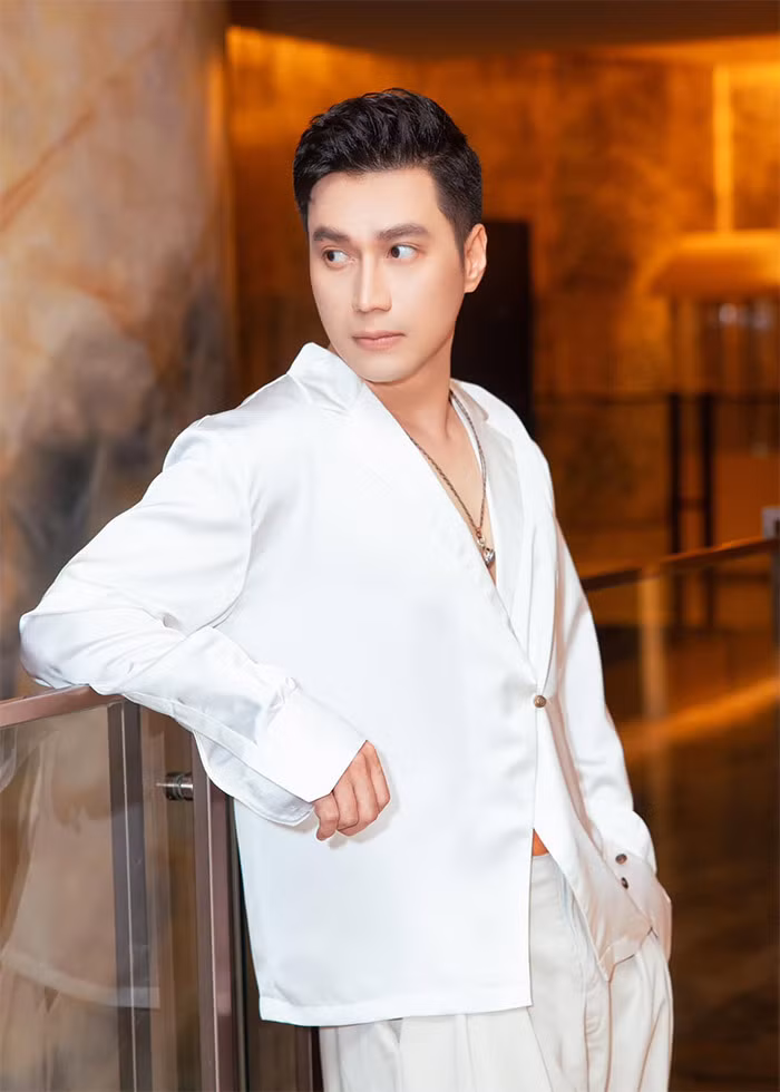 Nhưng cũng có ý kiến cho rằng Việt Anh chỉnh sửa khuôn mặt khiến anh mất đi vẻ nam tính trước đây. (Ảnh: FB Nguyen Le Viet Anh)