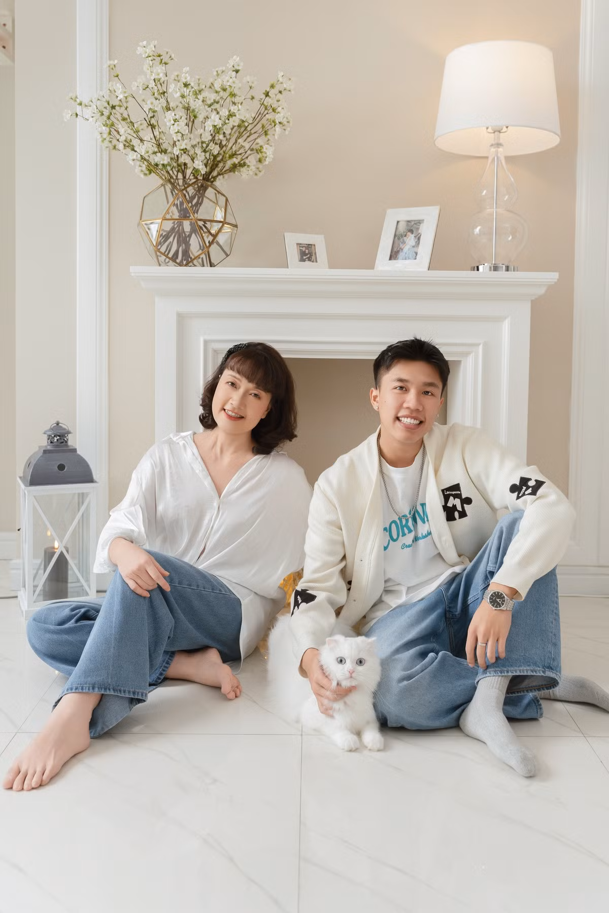 Nghệ sĩ Vân Dung chụp cùng con trai, đồng thời đăng status: "Cuối tuần mượt mà bên Hoàng Tòn Chải của mẹ đây cả nhà ơi!". Ảnh: FB Vân Dung